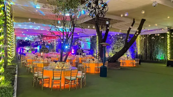 Montaje de mesas y decoración para una graduación