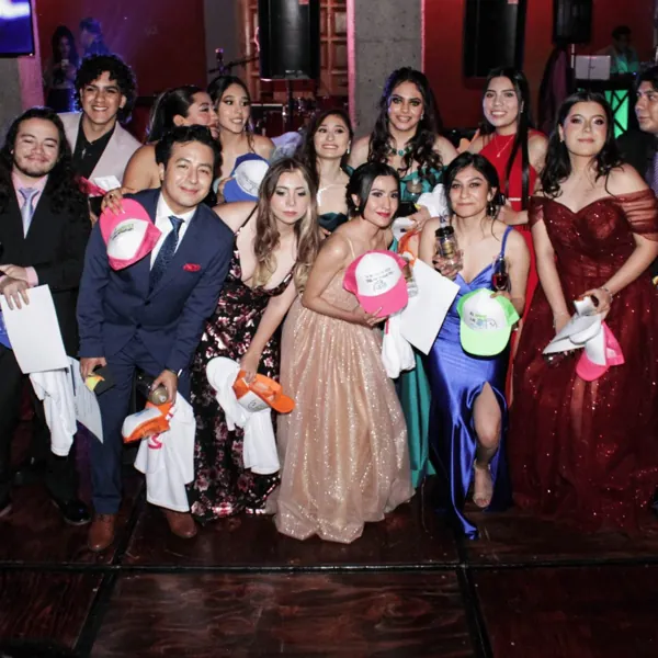 Grupo de graduados reunidos durante una celebración de Grupo Alce