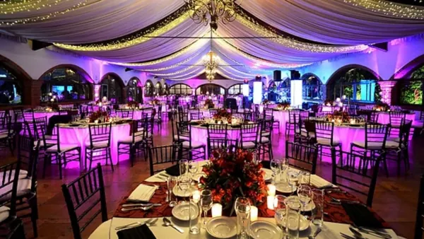 Salón de graduación con montaje de mesas e iluminación